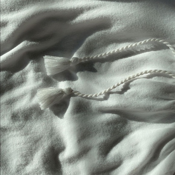 White blouse - Picture 2 of 3